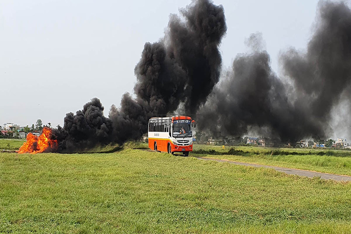 विमानस्थलको आकाश कालो धुवाँले ढाकेपछि...